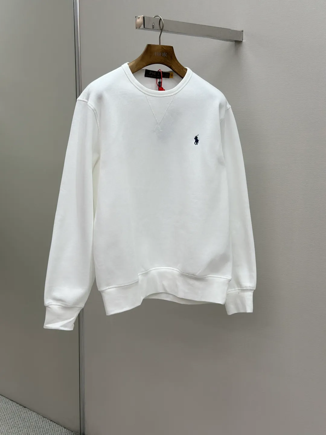 P290 [Same-origin fabric, exclusive new style, first choice for old money] Ralph Laure Ralph Lauren embroidered long-sleeved sweatshirt is made of cotton blended fabric, which is soft and tough to the touch. It has been finely spun and pre-shrunk, making it comfortable to the touch and not easy to deform. You don’t have to worry about shrinkage or pilling for daily wear and washing, and the texture is stable and online! The pony embroidery on the chest, despite the small size, has fine stitches and every stitch is perfectly stitched. The embroidery thread is pure in color and high in fastness. It is simple and high-end, highlighting the brand's iconic exquisite craftsmanship! The neckline is a classic round neck design, with an exquisite small V-shaped splicing design at the bottom. The workmanship is particularly neat, and the stitching in the circle is straight and even, without any distortion. It will not become loose and deformed after being worn for a long time. It fits the neck without being tight, and it is full of comfort! Scan the QR code on the label to enter the official website directly! It’s like adding an “identity pass” to clothes, and the quality is directly visualized ‼ ️ Size: S-XL